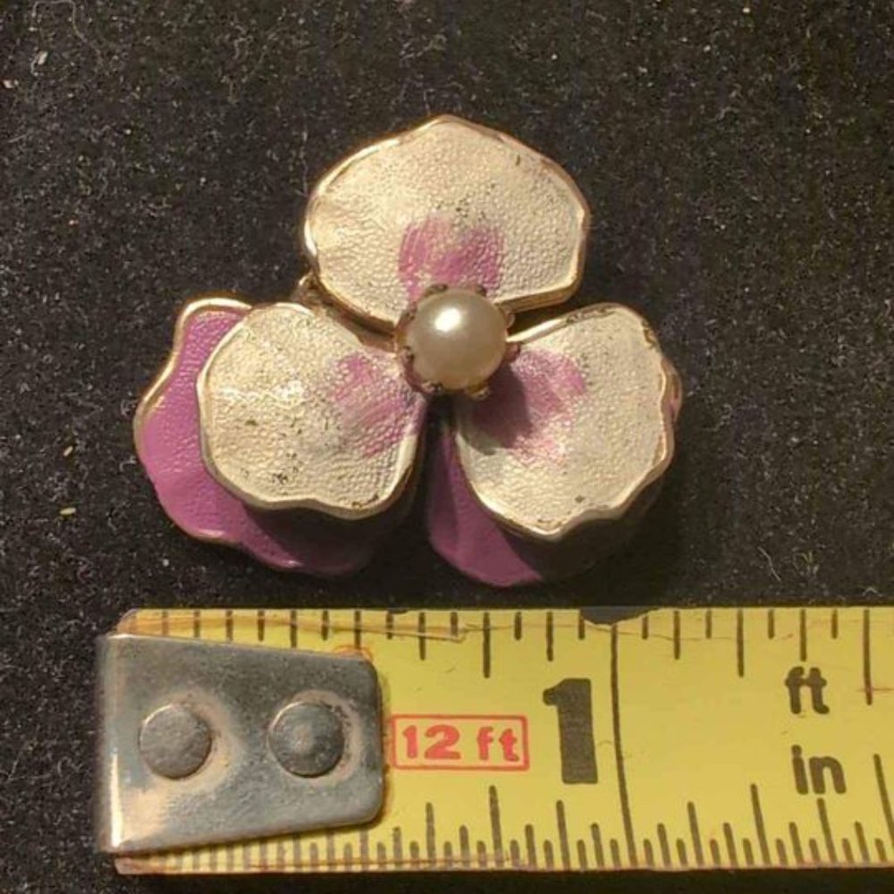 Vintage Pansy Purple and White Brooch with Gold Trim and white.pearl.bead Center - Picture 7 of 8